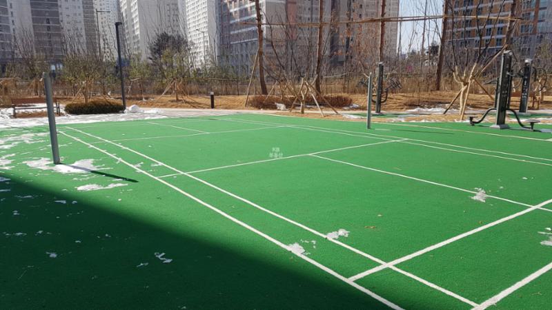 체력 단련이 가능한 단지 내 체육시설이에요