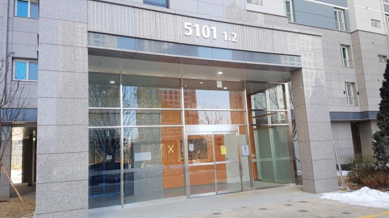 다산자연앤이편한세상 5101동의 1층 공용현관이에요