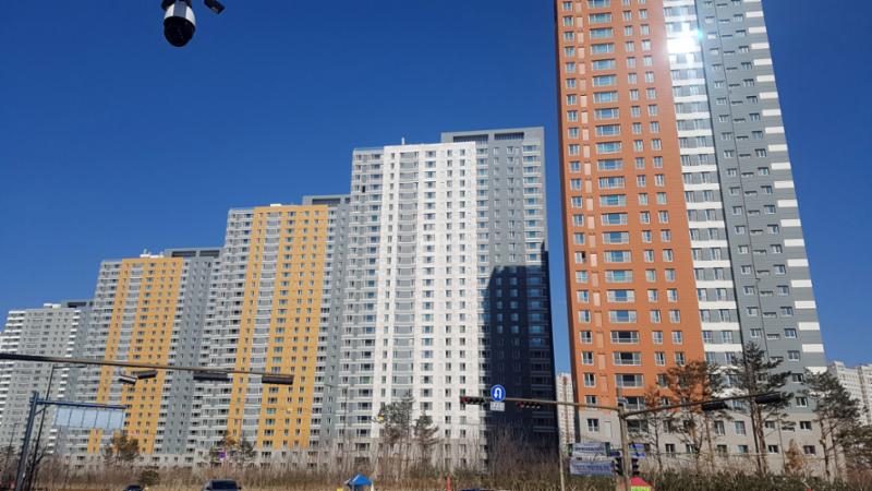 차별화된 디자인과 생동감 넘치는 색감으로 꾸며진 다산자연앤이편한세상의 단지 전경이에요