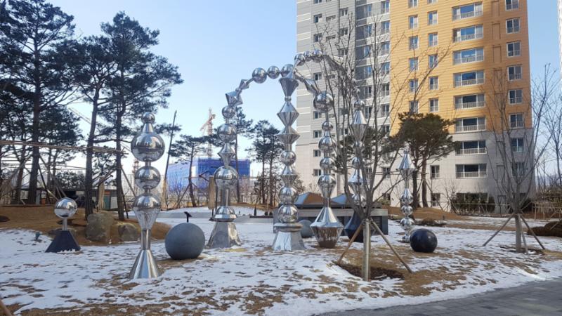 단지 중앙공원에 독특한 디자인의 조형물이 설치되어 있어요