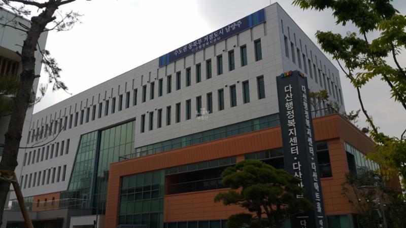 단지 주변으로 주민센터가 가까이에 위치해 있어 멀리 나가지 않고도 동사무소에서의 다양한 업무를 쉽게 이용할 수 있습니다