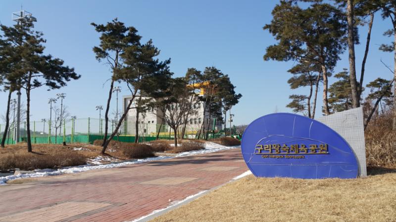 가족들과 함께 여유로운 휴식을 취할 수 있는 쾌적한 녹지공간이 인접해 있어 그린라이프를 누릴 수 있습니다