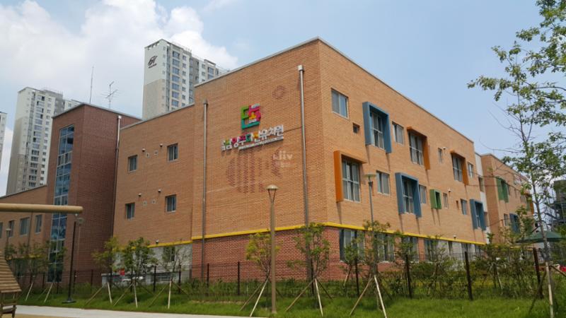 단지 주변에 위치한 유치원입니다