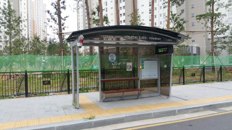 단지 주변에 버스정류장이 위치하고 있어, 이용이 편리하고 다수의 노선이 존재해 출퇴근시 이용이 매우 용이합니다