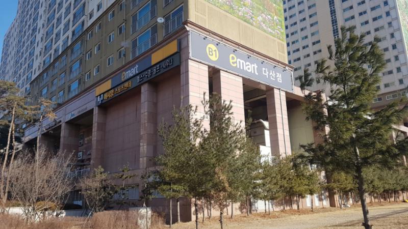단지 주변에 위치한 대형마트로 이용이 편리하고 대형주차장이 함께 설치되어 있어 주말에도 주차 걱정없이 편리하게 이용할 수 있습니다