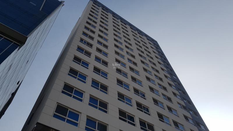 깔끔한 화이트톤의 단지 외관으로 블루톤으로 포인트를 준 웅신미켈란의 아침의 단지 전경이에요