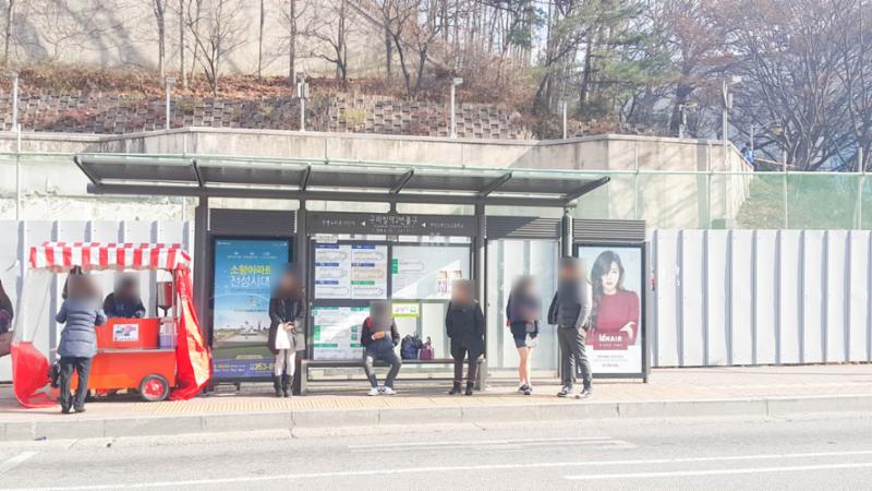 단지 바로 앞에 있는 버스정류장입니다