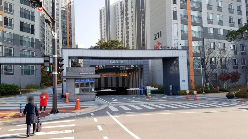 지하 주차장으로 바로 출입할 수 있는 SK뷰파크2차 정문이에요