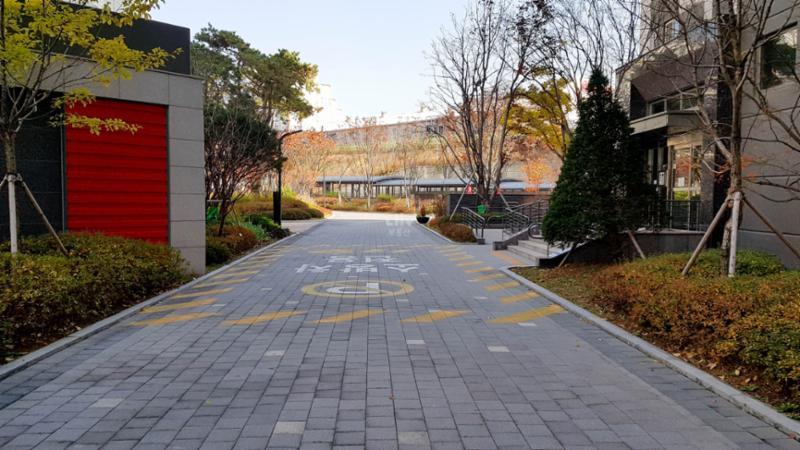 보도블록으로 깔끔하게 마감된 평지로 된 보행로이고요