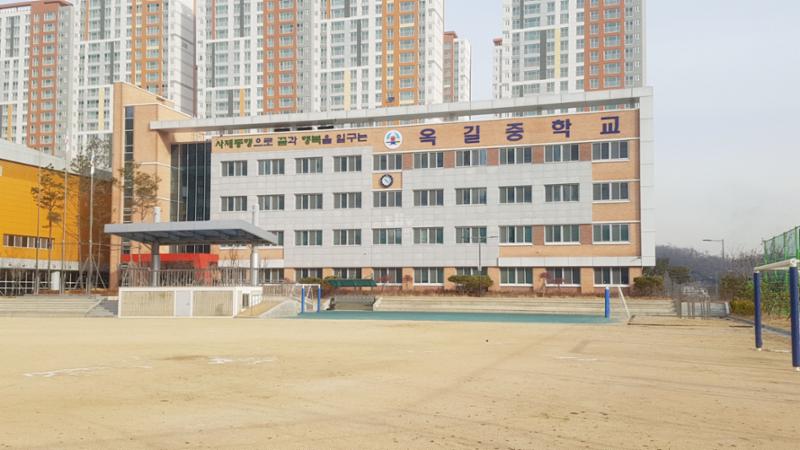 단지 주변에 학교가 위치하여 있습니다