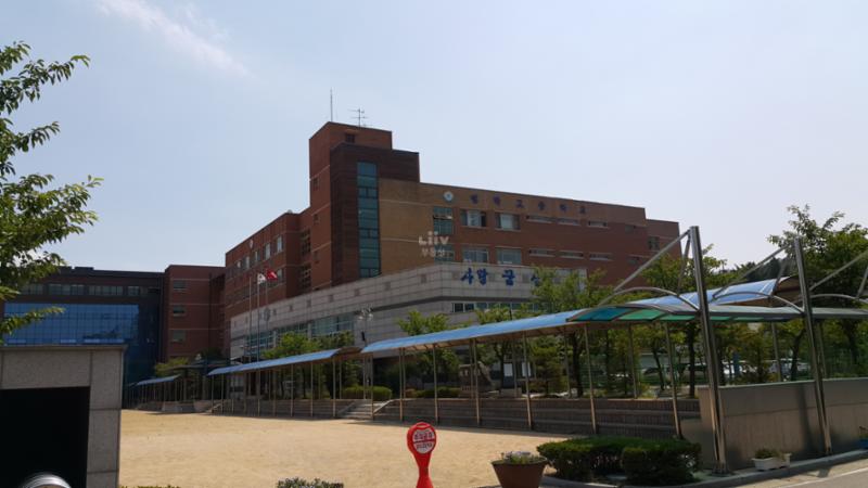 단지와 인접한곳에 위치한 범박고등학교입니다