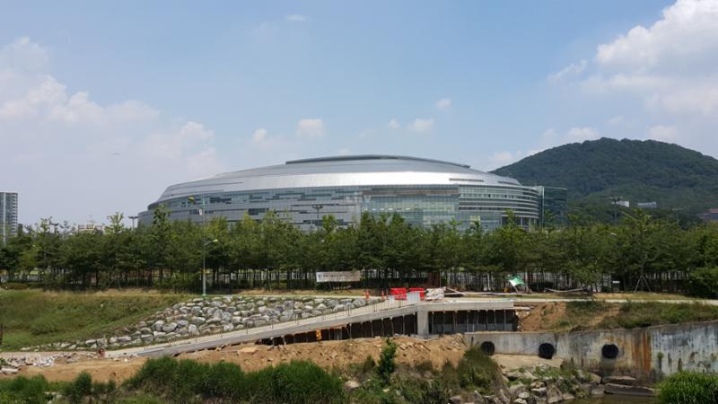 단지 인근에 위치한 광명스피돔 입니다