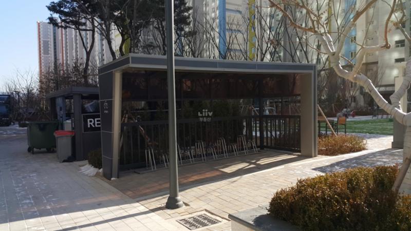 눈이나 비를 맞지 않도록 보관할 수 있는 자전거 보관소가 마련되어 있어 자전거를 질서있게 보관할 수 있어요