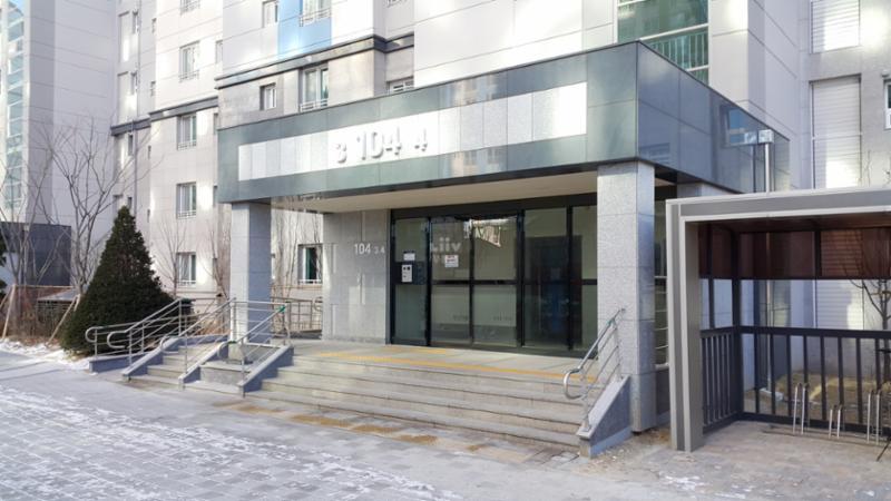 아파트 이름과 동, 호수가 대리석 위에 고급스럽게 새겨진 공용현관이에요