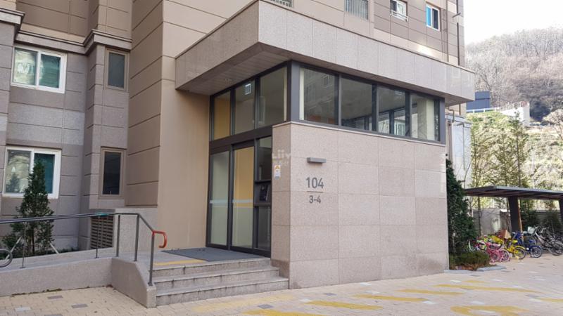 고급스러운 디자인의 공용현관 입구이에요