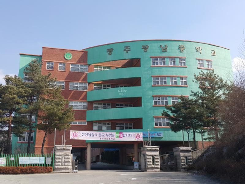 단지와 가까이 중학교가 위치하고 있어 학생들이 안전하고 편리하게 등하교를 할수 있습니다