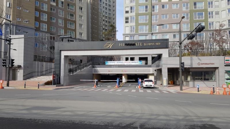 지하 주차장으로 바로 들어갈 수 있는 단지정문이에요