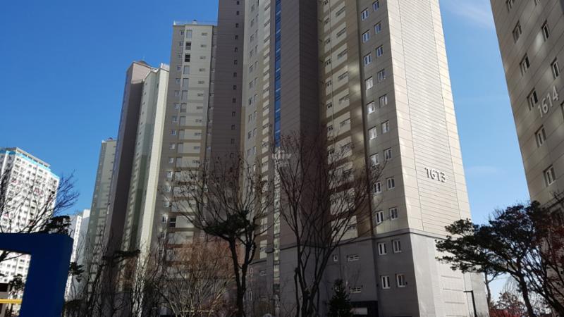 각 층마다 포인트를 줘서 전체적으로 화사하면서도 세련된 외관을 선보이는 단지 전경이에요