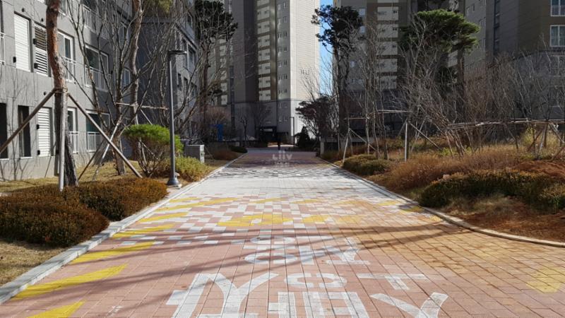 단지 주차장을 지하화해 차량과 보행자 동선을 분리해 보행 안전성을 높였어요