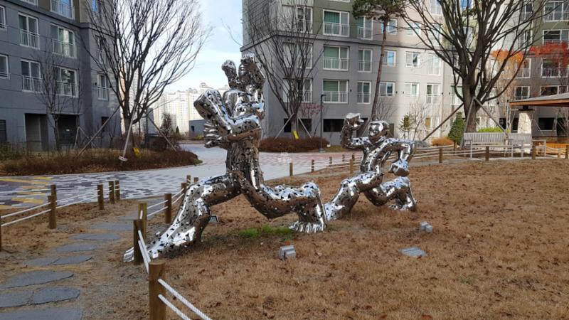 단지 내 미니공원을 조성하여 주민들의 만족도가 높아요
