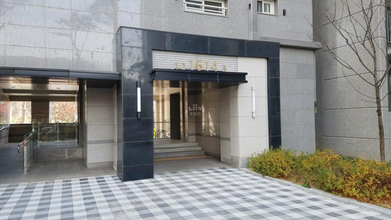 아파트 이름과 동, 호수가 대리석 위에 고급스럽게 새겨진 공용현관이에요
