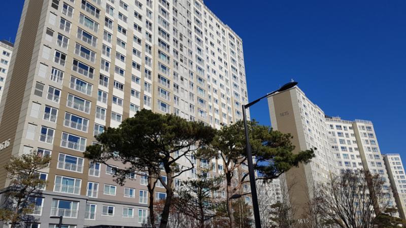 일정 간격의 동 배치로 구성되어 있으며, 깔끔한 화이트톤과 갈색톤으로 포인트를 주어 세련된 디자인이 돋보이는 단지 외관이에요