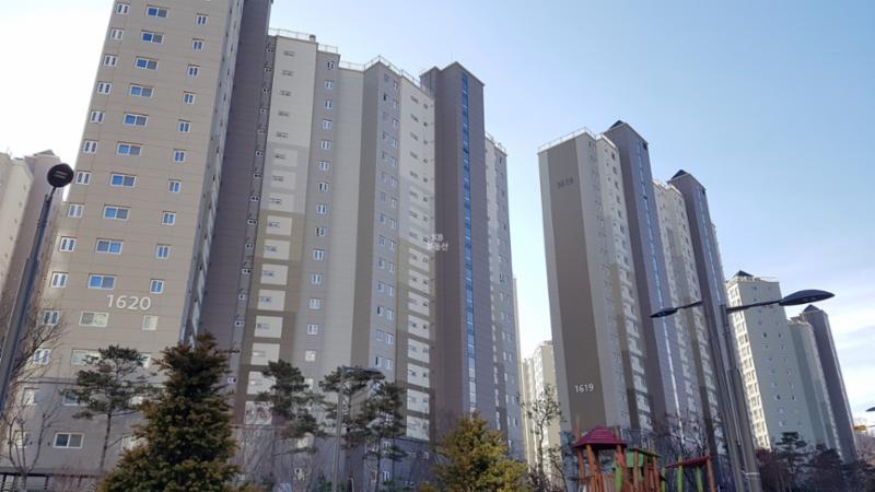 신축 단지답게 세련된 단지 외관 디자인이 돋보이며 깨끗한 외관 상태를 보여주고 있어요