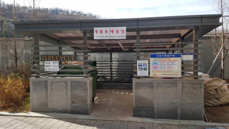 분리수거일은 매주 수요일로 오전 오후 4시에서 목요일 오전 9시까지 가능하며 시설관리가 잘 되어 있어요