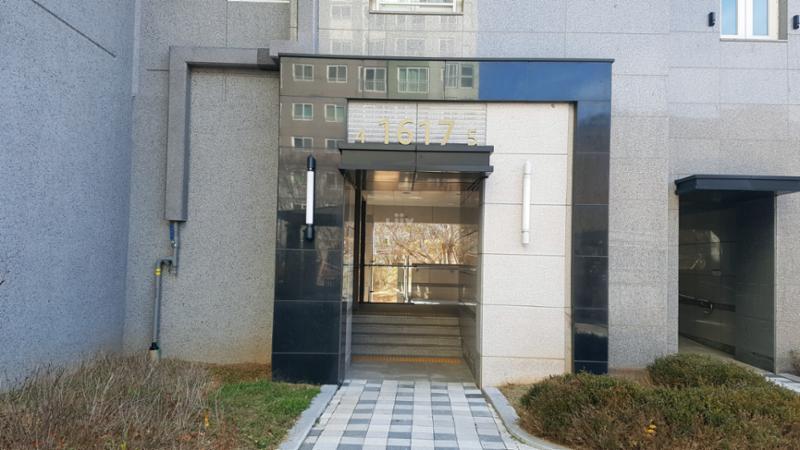 현관은 번호키가 마련되어 있어 외부인의 출입을 통제하며, 한 켠에 경사로가 마련되어 있어 유모차나 실버카 이동도 편리해요