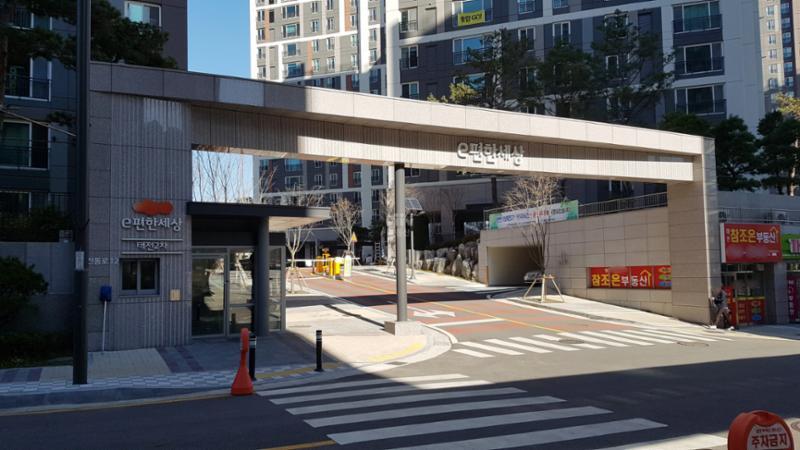 단지의 이미지를 높여주고 아파트 가치를 드높여 주는 멋스러운 대형 문주가 마련된 정문이에요