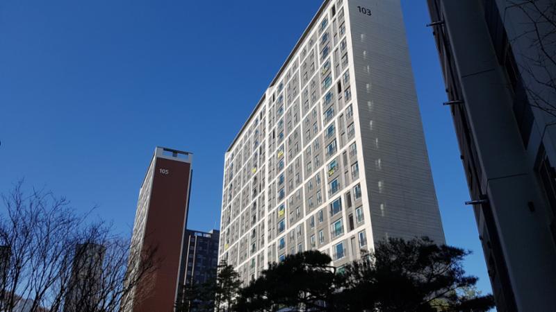 각 동마다 색을 달리해 전체적으로 화사하면서도 세련된 외관을 선보이는 단지 전경이에요