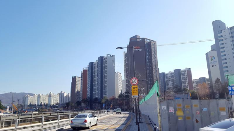 단지만의 특별한 외관 디자인으로 품격 있고 고급스러움이 느껴지는 단지 모습이에요