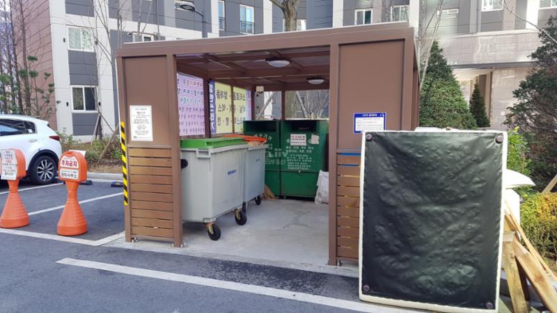 단지 내 분리수거함이에요