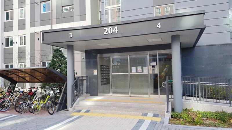 e편한세상태전2차 아파트 단지 내 동 입구이에요
