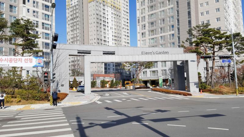 단지의 이미지를 높여주고 아파트 가치를 드높여 주는 멋스러운 대형 문주가 마련된 정문이에요