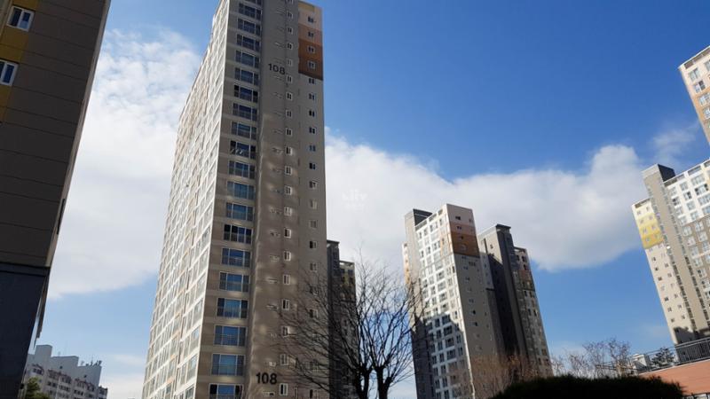 고급스러운 디자인과 차별화된 분위기로 단지의 품격을 한층 더 높이는 아파트 단지 전경 모습이에요