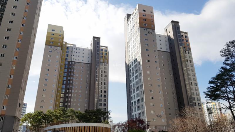 단지만의 특별한 외관 디자인으로 품격있고 고급스러움이 느껴지는 단지 모습이에요
