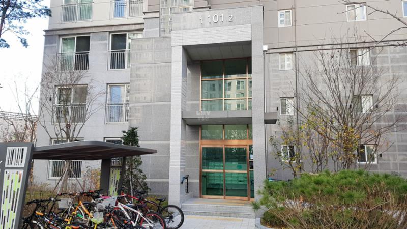 고급스러운 디자인의 공용현관 입구이에요