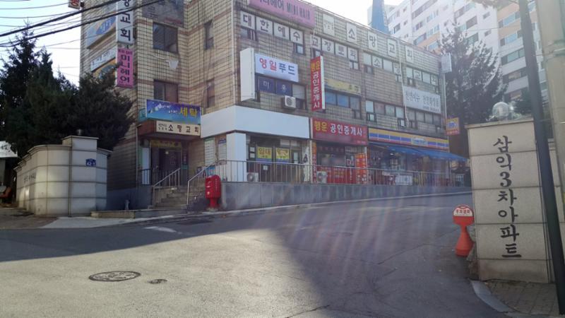 도로를 중심으로 정문이 우측에 위치해 있으며, 주변는 단지 내 상가들이 밀집해 있어요