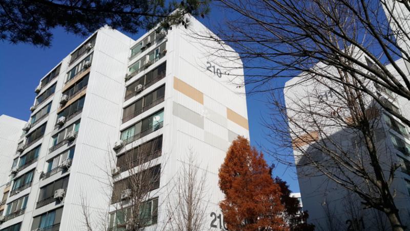 1992년 5월에 이주가 시작된 단지인 만큼 부분적으로 연식이 느껴지지만 전체적으로 양호하게 관리된 단지 외관이에요