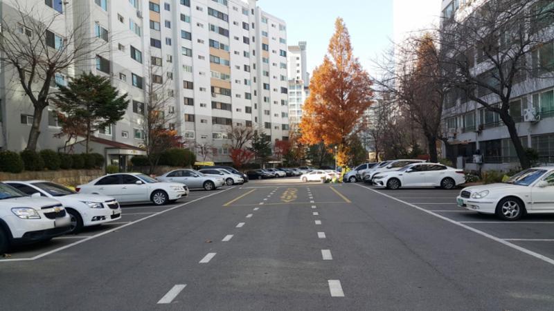 지상주차장과 인접한 단지 내 도로입니다