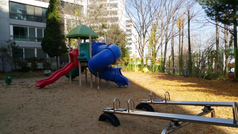 아기자기한 색채의 어린이 놀이터입니다