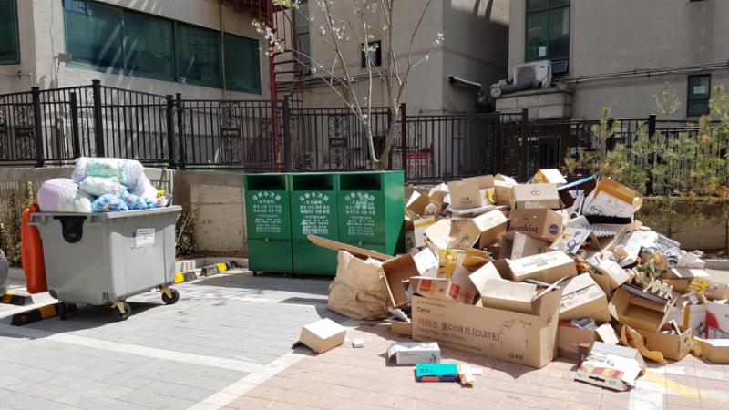 주민들의 이동 경로를 배려해 주차장 외진 곳에 마련된 분리수거장이에요