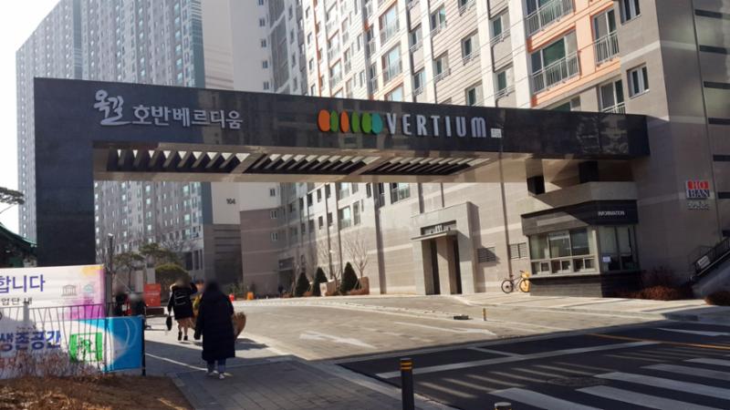 단지의 이미지를 높여주고 아파트 가치를 드높여 주는 멋스러운 대형 문주가 마련된 정문이에요