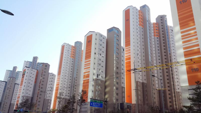 신축 단지답게 세련된 단지 외관 디자인이 돋보이며 깨끗한 외관 상태를 보여주고 있어요