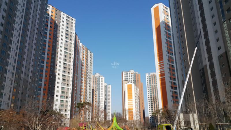 단지만의 특별한 외관 디자인으로 품격있고 고급스러움이 느껴지는 단지 모습이에요