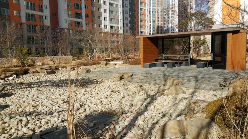 단지 내 공원이에요