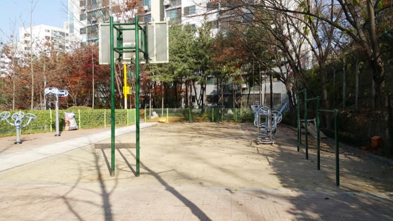 농구대가 설치된 단지 내 체육시설입니다