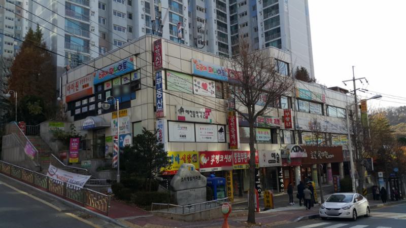 정문 주변으로 상가가 조성되어 있으며, 편의점, 부동산, 미용실, 세탁소, 마트 등 다양한 상가들이 입점해 있어요