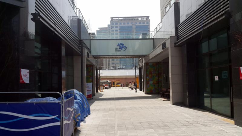 공덕더샵의 단지 내 도로 모습에요